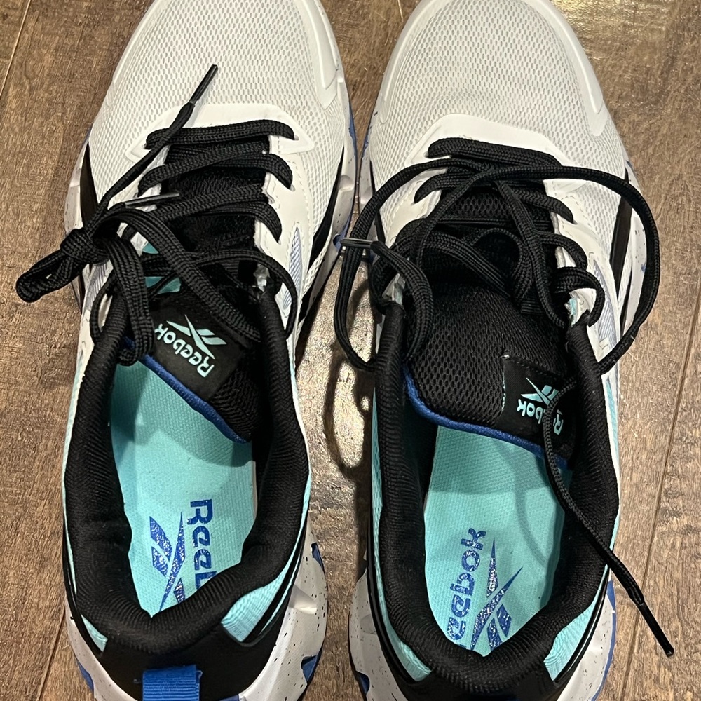 Reebok size 9 men’s blue trendy sneakers